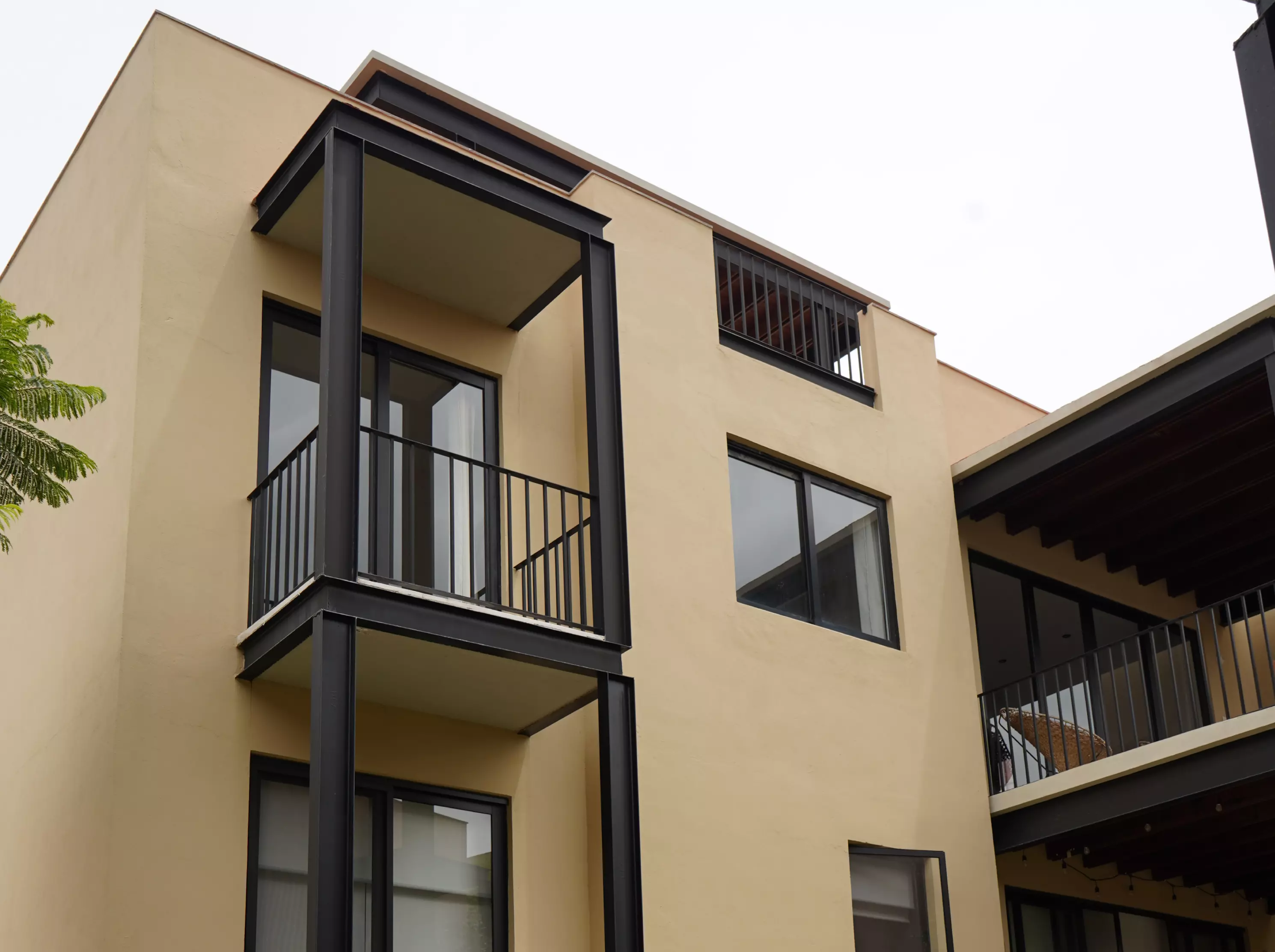 Fachada moderna con balcones en Punta del Cielo