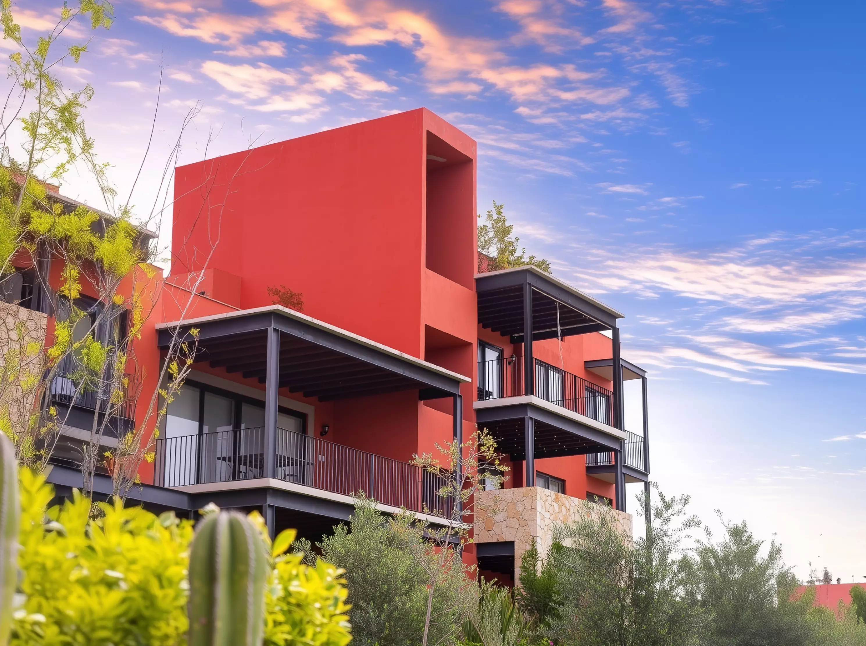 Pasillo central con torre de piedra