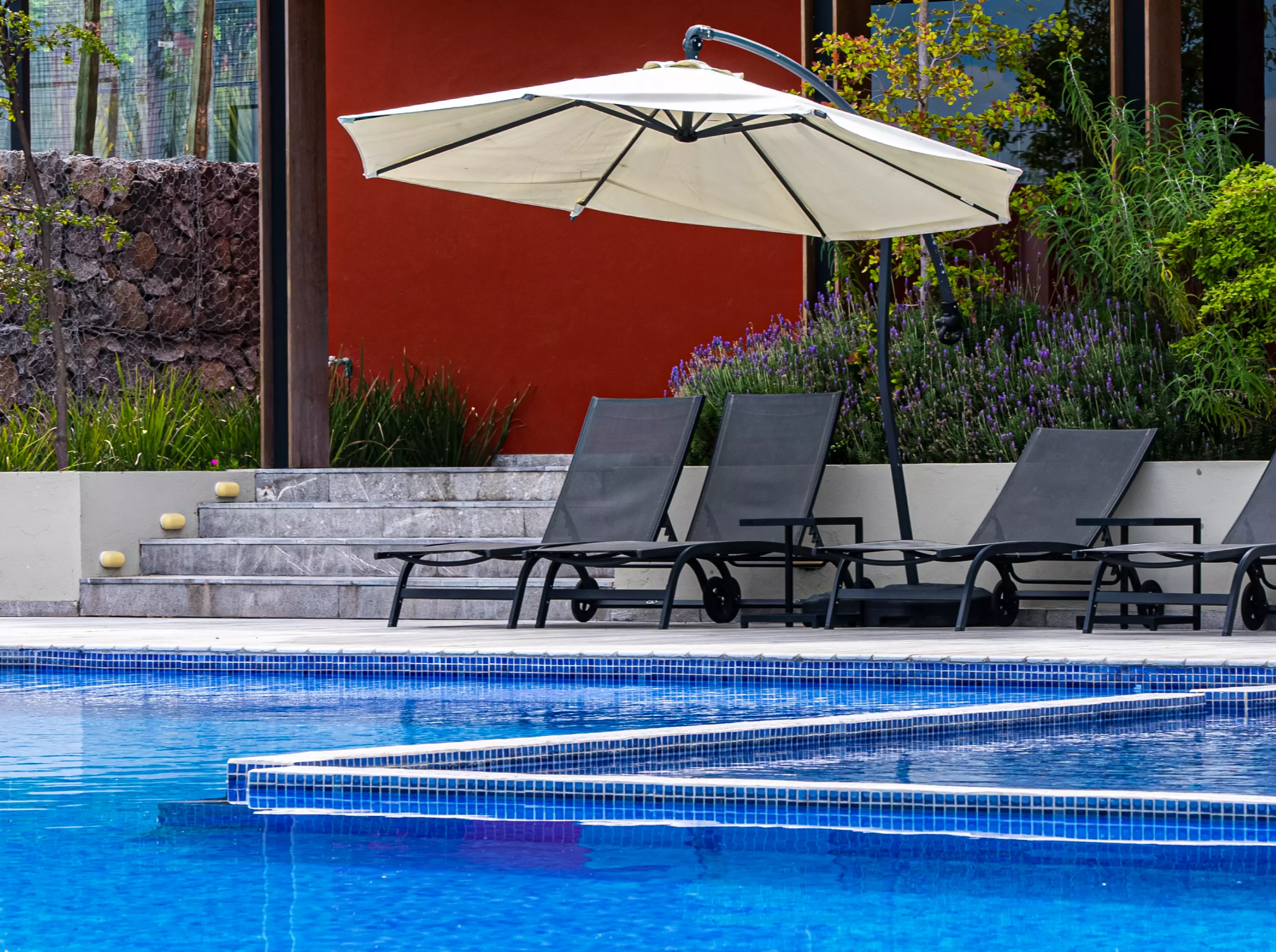 Casa club con fuentes y vegetación